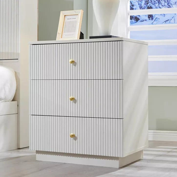 SinCiDo Fluted Nightstand with Charging Station, 21.65" Wide Modern Wood Bedside Table w/3 Storage Drawers for Bedroom, Living Room